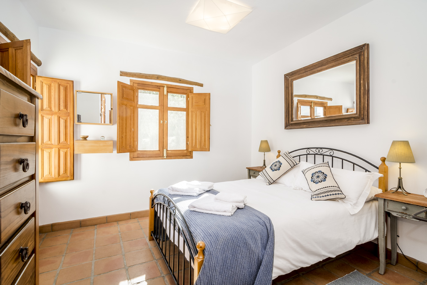 Dormitorio 1: habitación con cama doble